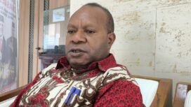 Plt Kepala Kesbangpol Provinsi Papua Tengah, Albertus Adii. (Foto: Humas/Abeth You)
