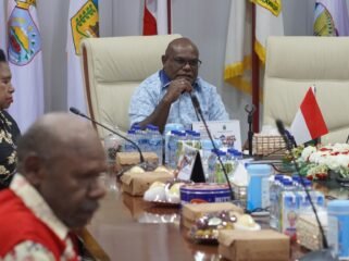 Gubernur Papua Tengah, Meki Nawipa saat memimpin rapat penanganan Kapiraya. (Foto: Humas Pemprov Papua Tengah)