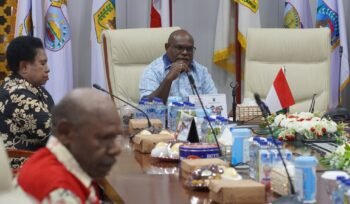 Gubernur Papua Tengah, Meki Nawipa saat memimpin rapat penanganan Kapiraya. (Foto: Humas Pemprov Papua Tengah)