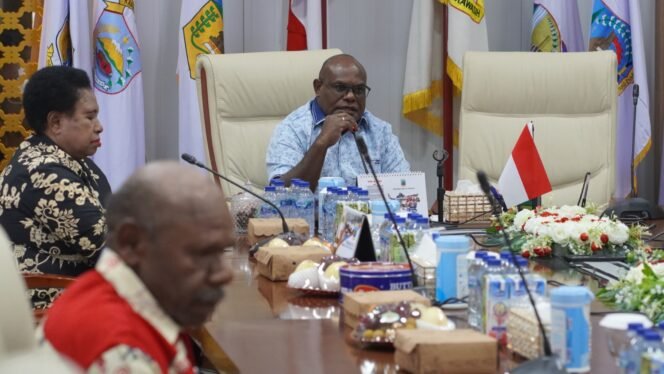 
Gubernur Papua Tengah, Meki Nawipa saat memimpin rapat penanganan Kapiraya. (Foto: Humas Pemprov Papua Tengah)