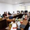 Para anggota DPR Papua Tengah saat mengikuti zoom meeting dengan Gubernur Papua Tengah, Meki Nawipa. (Foto: Istimewa for Sasagupapua)