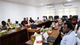 Para anggota DPR Papua Tengah saat mengikuti zoom meeting dengan Gubernur Papua Tengah, Meki Nawipa. (Foto: Istimewa for Sasagupapua)