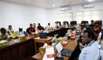 Para anggota DPR Papua Tengah saat mengikuti zoom meeting dengan Gubernur Papua Tengah, Meki Nawipa. (Foto: Istimewa for Sasagupapua)