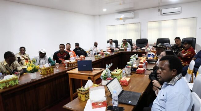 Para anggota DPR Papua Tengah saat mengikuti zoom meeting dengan Gubernur Papua Tengah, Meki Nawipa. (Foto: Istimewa for Sasagupapua)