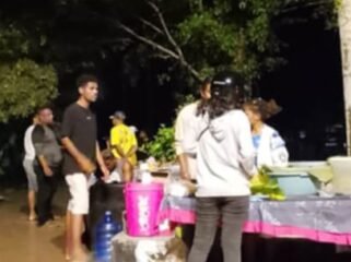 Pemuda adat Biak saat Galang dana untuk sidang adat. (Foto: Dok Pemuda Adat Biak) 