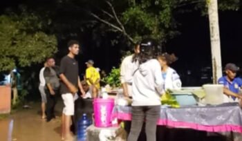 Pemuda adat Biak saat Galang dana untuk sidang adat. (Foto: Dok Pemuda Adat Biak) 