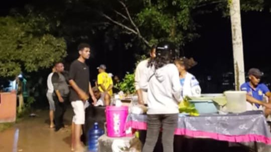 Pemuda adat Biak saat Galang dana untuk sidang adat. (Foto: Dok Pemuda Adat Biak) 