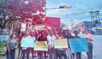 Foto bersama usai Massa aksi menggelar aksi bisu  di lampu merah depan SMP YPPK Santo Antonius Nabire. Foto: Istimewa