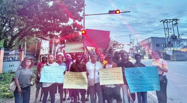 Foto bersama usai Massa aksi menggelar aksi bisu  di lampu merah depan SMP YPPK Santo Antonius Nabire. Foto: Istimewa