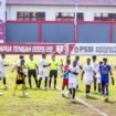 Kedua Tim berjabat tangan usai laga pembuka babak penyisihan grup B Liga 4 Papua Tengah. (Foto: Edwin Rumanasen)