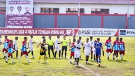 Kedua Tim berjabat tangan usai laga pembuka babak penyisihan grup B Liga 4 Papua Tengah. (Foto: Edwin Rumanasen)