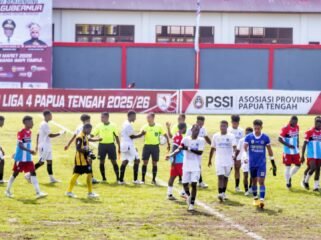 Kedua Tim berjabat tangan usai laga pembuka babak penyisihan grup B Liga 4 Papua Tengah. (Foto: Edwin Rumanasen)