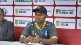 Pelatih Kepala Persipuncak Cartenzs, Hendriko Kiwak saat konferensi pers usai laga kontra Persidei Deiyai. (Foto: Edwin Rumanasen)