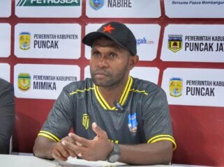Pelatih Kepala Persipuncak Cartenzs, Hendriko Kiwak saat konferensi pers usai laga kontra Persidei Deiyai. (Foto: Edwin Rumanasen)