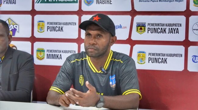 Pelatih Kepala Persipuncak Cartenzs, Hendriko Kiwak saat konferensi pers usai laga kontra Persidei Deiyai. (Foto: Edwin Rumanasen)