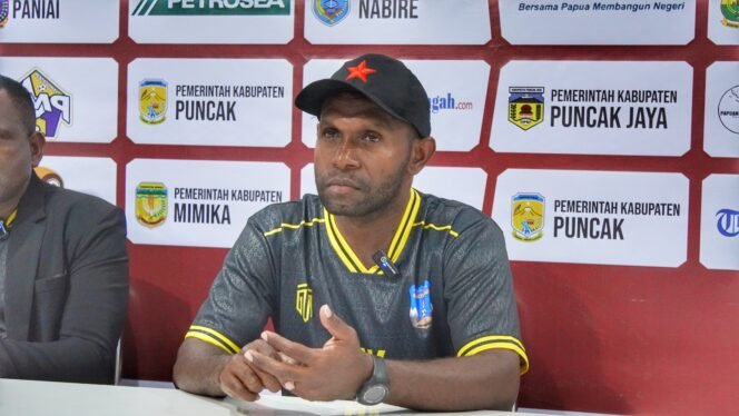 
Pelatih Kepala Persipuncak Cartenzs, Hendriko Kiwak saat konferensi pers usai laga kontra Persidei Deiyai. (Foto: Edwin Rumanasen)
