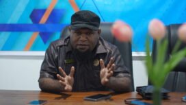 Anggota DPR Papua Tengah, Donatus Mote saat diwawancarai di ruang kerjanya, Rabu (4/3/2026). 