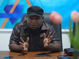 Anggota DPR Papua Tengah, Donatus Mote saat diwawancarai di ruang kerjanya, Rabu (4/3/2026). 