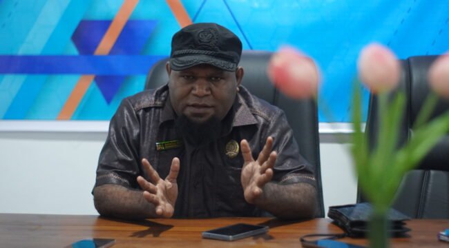 Anggota DPR Papua Tengah, Donatus Mote saat diwawancarai di ruang kerjanya, Rabu (4/3/2026). 