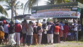Suasana warga saat mengantri di sebuah gerai dalam kegiatan Gerakan Pangan Murah di Nabire, Kamis (12/3/2026). Foto: Kristin Rejang/Sasagupapua.com
