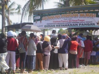 Suasana warga saat mengantri di sebuah gerai dalam kegiatan Gerakan Pangan Murah di Nabire, Kamis (12/3/2026). Foto: Kristin Rejang/Sasagupapua.com