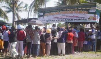 Suasana warga saat mengantri di sebuah gerai dalam kegiatan Gerakan Pangan Murah di Nabire, Kamis (12/3/2026). Foto: Kristin Rejang/Sasagupapua.com