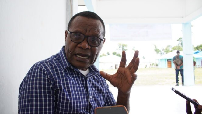 
Yermias Degei saat diwawancarai awak media, Jumat (13/3/2026). Foto: Kristin Rejang/Sasagupapua.com