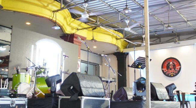 Panggung yang akan siap menyuguhkan getaran musik Reggae dari para musisi terbaik Papua. (Foto: Edwin Rumanasen/Sasagupapua)