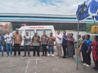 Wakil Gubernur Papua Tengah, Deinas Geley saat menyerahkan ambulans di Timika. (Foto: Ist)