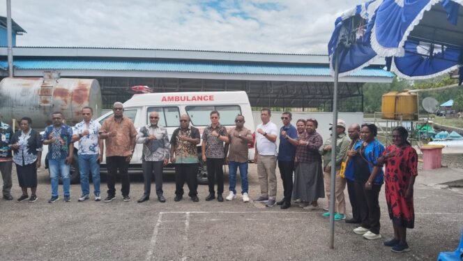 
Wakil Gubernur Papua Tengah, Deinas Geley saat menyerahkan ambulans di Timika. (Foto: Ist)