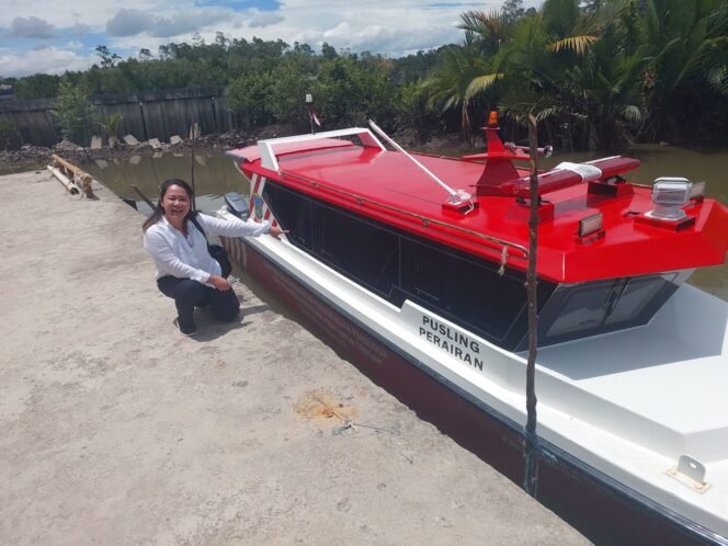 
Anggota DPR Papua Tengah, Nancy Raweyai saat berfoto di Speedboat Pusling perairan yang diperjuangkan dari hasil Pokir Dewan. (Foto: istimewa)