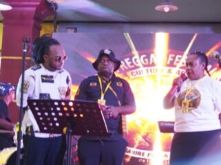 Ketua KORK Papua, Thedy Pekey, Ketua Panitia PRF ke-IX Emma Dogomo, Artis Reggae Papua, Dave Baransano. (Foto: Edwin Rumanasen/Sasagupapua)