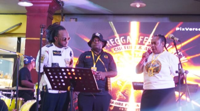 Ketua KORK Papua, Thedy Pekey, Ketua Panitia PRF ke-IX Emma Dogomo, Artis Reggae Papua, Dave Baransano. (Foto: Edwin Rumanasen/Sasagupapua)