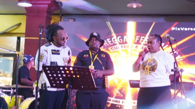 
Ketua KORK Papua, Thedy Pekey, Ketua Panitia PRF ke-IX Emma Dogomo, Artis Reggae Papua, Dave Baransano. (Foto: Edwin Rumanasen/Sasagupapua)