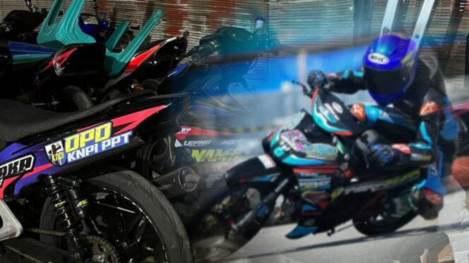
Kusmayadi dan motor yang akan dibawa dalam ajang Road Race Championship Bupati Cup 2026 Teluk Wondama.  