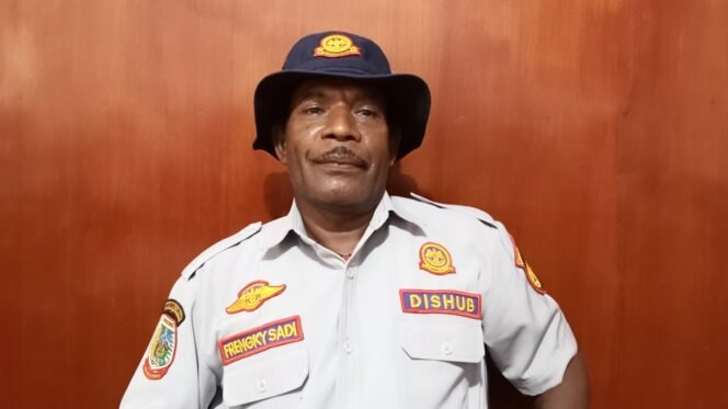 
Kepala Seksi Fasilitas Bandara Dinas Perhubungan (Dishub) Papua Tengah, Frengky Sadi. (Foto: Kristin Rejang/Sasagupapua.com)
