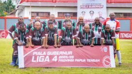 Momen Ketua KNPI Papua Tengah, Yustinus Tebai (sudut kiri belakang) foto bersama Gubernur Papua Tengah, Meki Nawipa, Wakil Gubernur Papua Tengah Deinas Geley, Para Bupati, ketua KONI dan lainnya. (Foto: Edwin Rumanasen/Sasagupapua.com)
