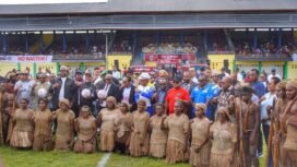 Momen foto bersama dalam acara pembukaan Liga 4 Papua Tengah. (Foto: Edwin Rumanasen)
