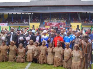 Momen foto bersama dalam acara pembukaan Liga 4 Papua Tengah. (Foto: Edwin Rumanasen)