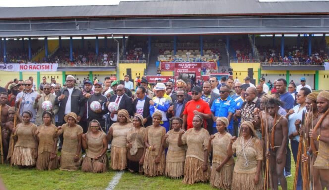 
Momen foto bersama dalam acara pembukaan Liga 4 Papua Tengah. (Foto: Edwin Rumanasen)
