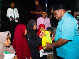 Momen gubernur Papua Tengah saat menyambangi Pondok Pesantren Ahsanul Ulum, Timika. (Foto: Humas Pemprov Papua Tengah)