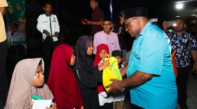 Momen gubernur Papua Tengah saat menyambangi Pondok Pesantren Ahsanul Ulum, Timika. (Foto: Humas Pemprov Papua Tengah)