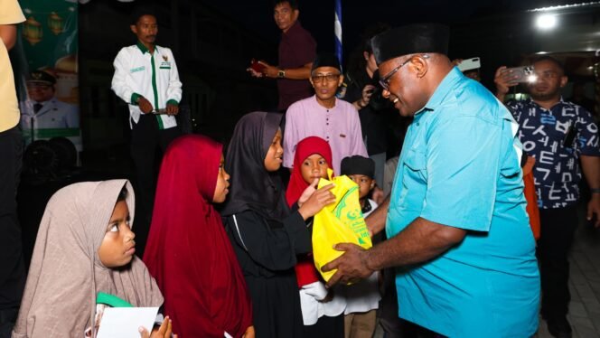 
Momen gubernur Papua Tengah saat menyambangi Pondok Pesantren Ahsanul Ulum, Timika. (Foto: Humas Pemprov Papua Tengah)