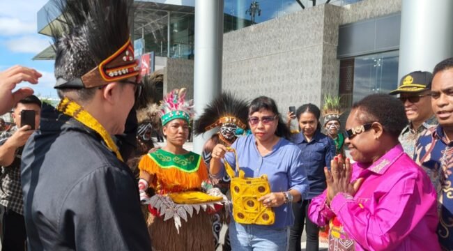 Kepala Badan Kepegawaian Pengembangan Sumber Daya Manusia (BKPSDM) Papua Tengah, Denci Meri Nawipa saat menjemput Kepala Lembaga Administrasi Negara Republik Indonesia (LAN RI), Muhammad Taufiq di Bandara Douw Aturure Nabire. (Foto: Humas Pemprov Papua Tengah) 
