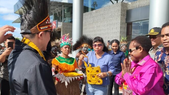 
Kepala Badan Kepegawaian Pengembangan Sumber Daya Manusia (BKPSDM) Papua Tengah, Denci Meri Nawipa saat menjemput Kepala Lembaga Administrasi Negara Republik Indonesia (LAN RI), Muhammad Taufiq di Bandara Douw Aturure Nabire. (Foto: Humas Pemprov Papua Tengah) 