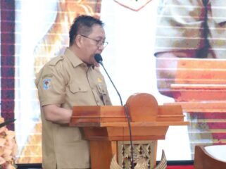 Sekretaris Daerah (Sekda) dr. Silwanus Soemoele, Sp.OG(K),MH. Foto: Humas Pemprov Papua Tengah. 