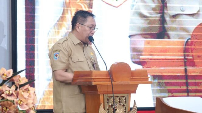 
Sekretaris Daerah (Sekda) dr. Silwanus Soemoele, Sp.OG(K),MH. Foto: Humas Pemprov Papua Tengah. 