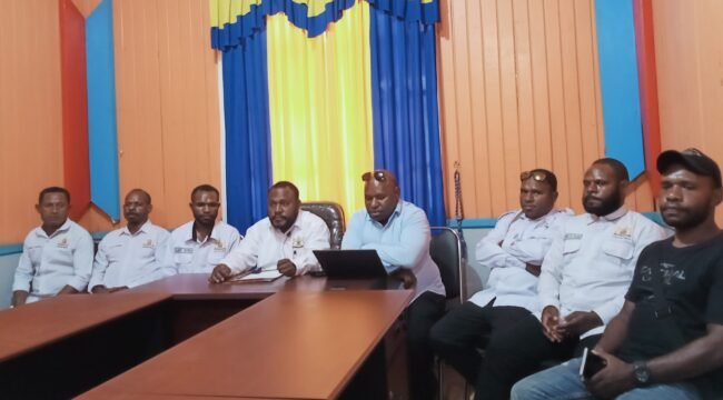 Kadin Papua Tengah, Alexander Gobai dan jajaran saat melakukan jumpa pers, Selasa (10/3/2026). Foto: Kristin Rejang/Sasagupapua.com
