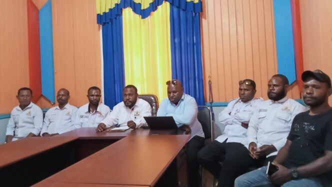 
Kadin Papua Tengah, Alexander Gobai dan jajaran saat melakukan jumpa pers, Selasa (10/3/2026). Foto: Kristin Rejang/Sasagupapua.com