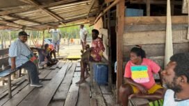 Wakil Ketua DPR Papua Tengah, John Gobai saat berkunjung ke Pomako. (Foto: Ist)